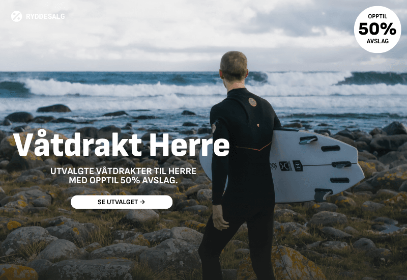 Mann i sommervåtdrakt på vei ut for å surfe saltstein.