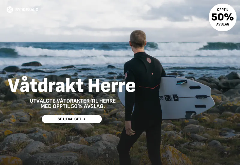 Mann i sommervåtdrakt på vei ut for å surfe saltstein.